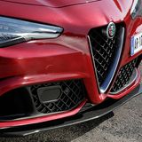 Der aktive Frontspoiler erhöht den Anpressdruck bei Kurvenfahrten