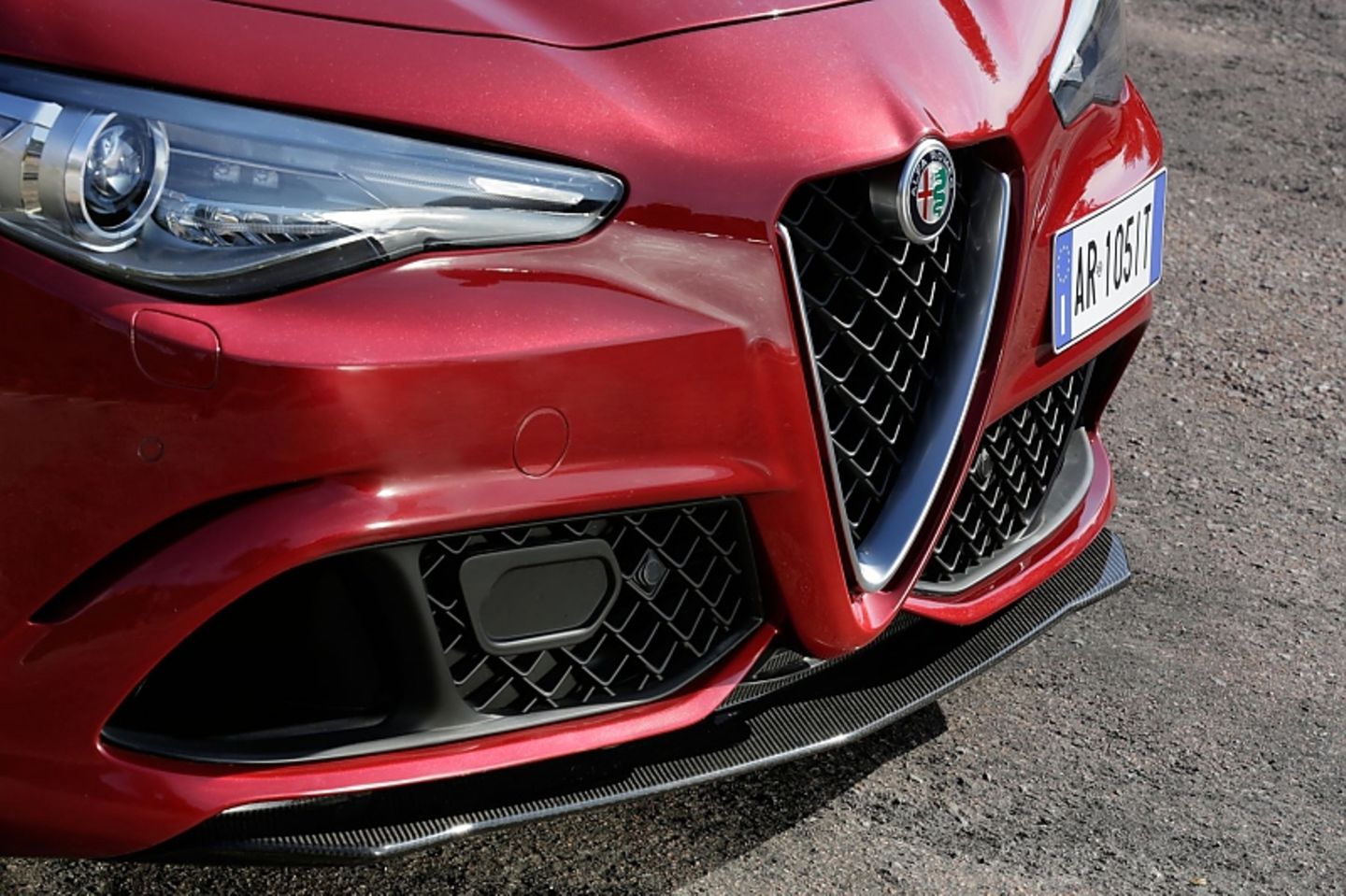 Der aktive Frontspoiler erhöht den Anpressdruck bei Kurvenfahrten
