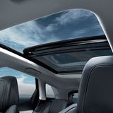 Ein großes Panorama-Dach sorgt für Licht im Innenraum