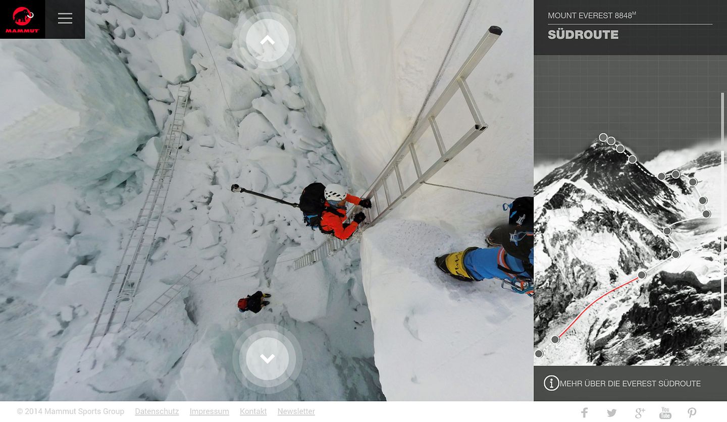 Bergsteiger erklettern Aluleitern im Khumbu-Eisbruch