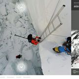 Bergsteiger erklettern Aluleitern im Khumbu-Eisbruch