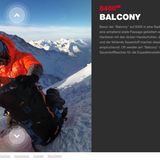 Ein Bergsteiger hantiert an seinem Rucksack in 8400 Metern Höhe