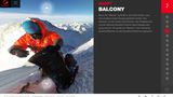 Ein Bergsteiger hantiert an seinem Rucksack in 8400 Metern Höhe