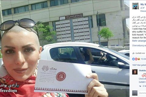 Iran: Selfie von Frau mit Glatze aber ohne Kopftuch in der Öffentlichkeit