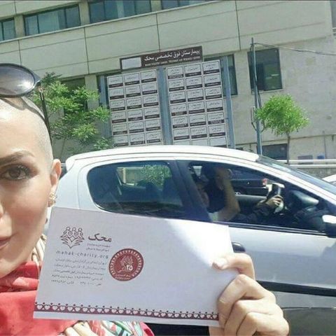 Iran: Selfie von Frau mit Glatze aber ohne Kopftuch in der Öffentlichkeit