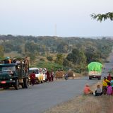 Landstraße mit altem Lastwagen, der eine Panne hat