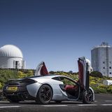 Seine Türen schwingen nach vorn oben auf.