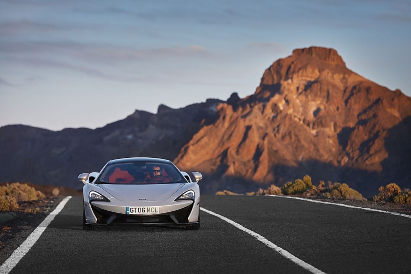 Der McLaren 570GT ist 2,10 Meter breit,...