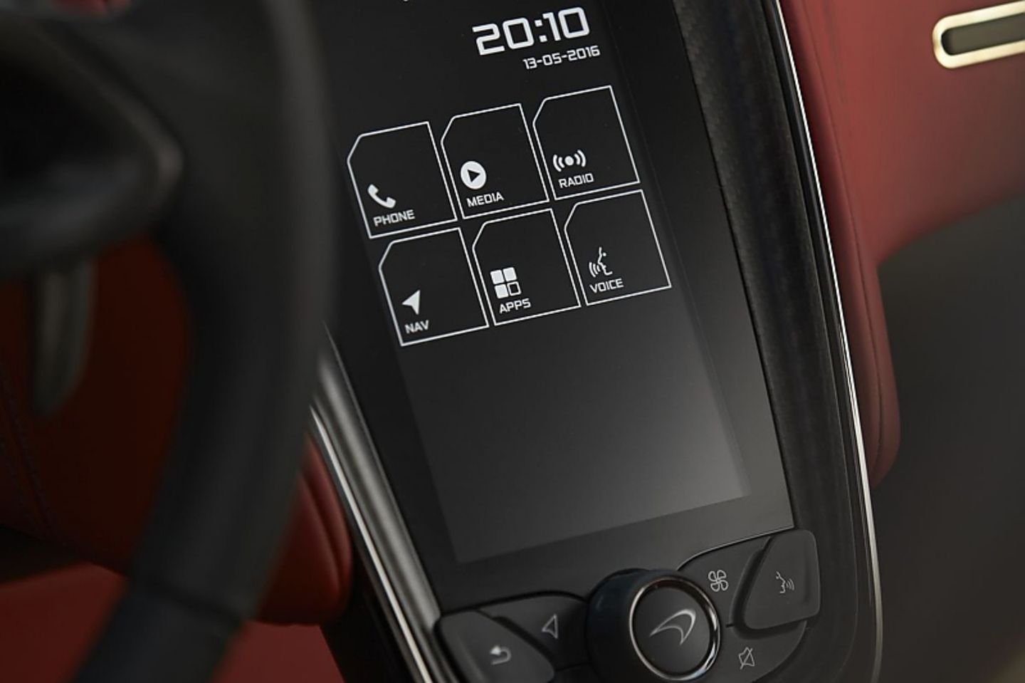 Der hochkant eingebaute Touchscreen des McLaren 570GT.