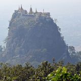 Der Vulkankegel Taung Kalat mit Pagoden auf dem Gipfel