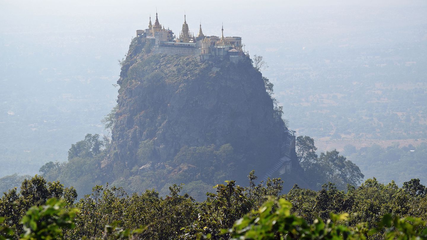 Der Vulkankegel Taung Kalat mit Pagoden auf dem Gipfel