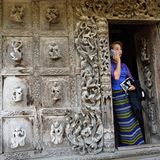 Ortswechsel in die Großstadt nach Mandalay  In der mit über 1,6 Millionen Einwohnern zweitgrößten Stadt Myanmars prallt die Vergangenheit auf Gegenwart. Noch im 19. Jahrhundert war Mandalay die letzte Hauptstadt des birmanischen Königreichs. Doch wurde die Stadt im Zweiten Weltkrieg bei Kämpfen zwischen Japanern und Briten weitgehend zerstört.