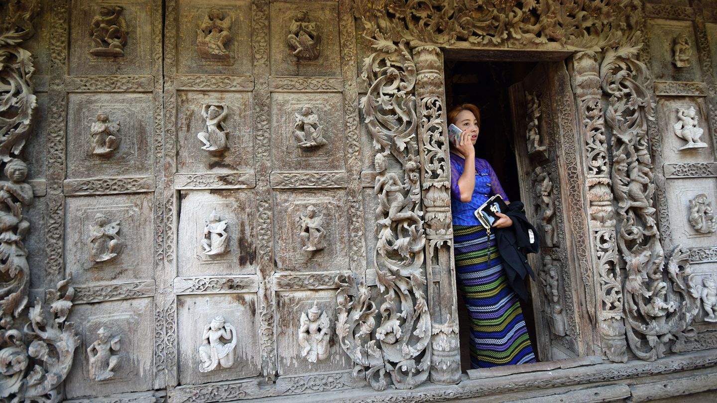 Ortswechsel in die Großstadt nach Mandalay  In der mit über 1,6 Millionen Einwohnern zweitgrößten Stadt Myanmars prallt die Vergangenheit auf Gegenwart. Noch im 19. Jahrhundert war Mandalay die letzte Hauptstadt des birmanischen Königreichs. Doch wurde die Stadt im Zweiten Weltkrieg bei Kämpfen zwischen Japanern und Briten weitgehend zerstört.