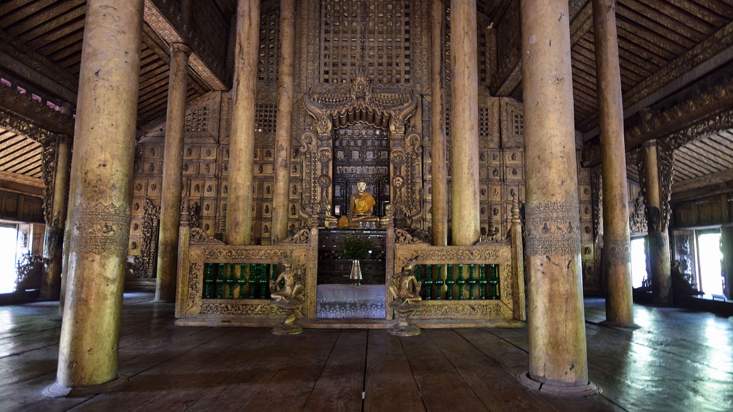 Das Innere des  Shwenandaw Kyaung mit Budhhafigur