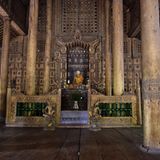 Das Innere des  Shwenandaw Kyaung mit Budhhafigur