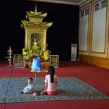 Mutter und Kind vor Buddha-Schrein