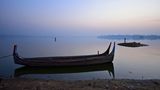 Fischer stehen im flachen Wasser des Irrawaddy im Morgenlicht