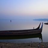 Fischer stehen im flachen Wasser des Irrawaddy im Morgenlicht