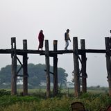Die U-Bein-Brücke wurde Ende des 18. Jahrhunderts aus Teakholz erbaut und ruht auf 984 Teakholzpfosten