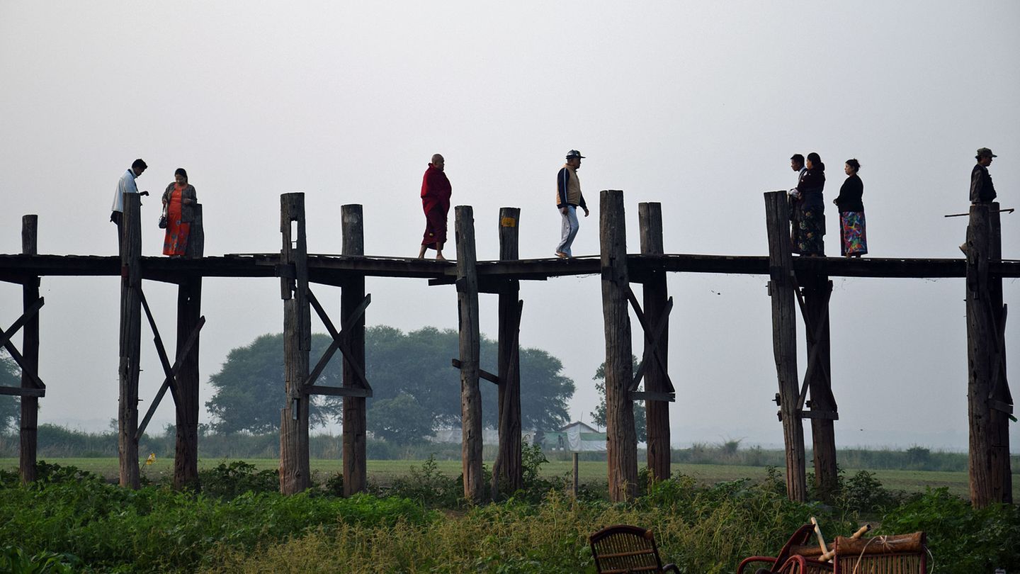 Die U-Bein-Brücke wurde Ende des 18. Jahrhunderts aus Teakholz erbaut und ruht auf 984 Teakholzpfosten