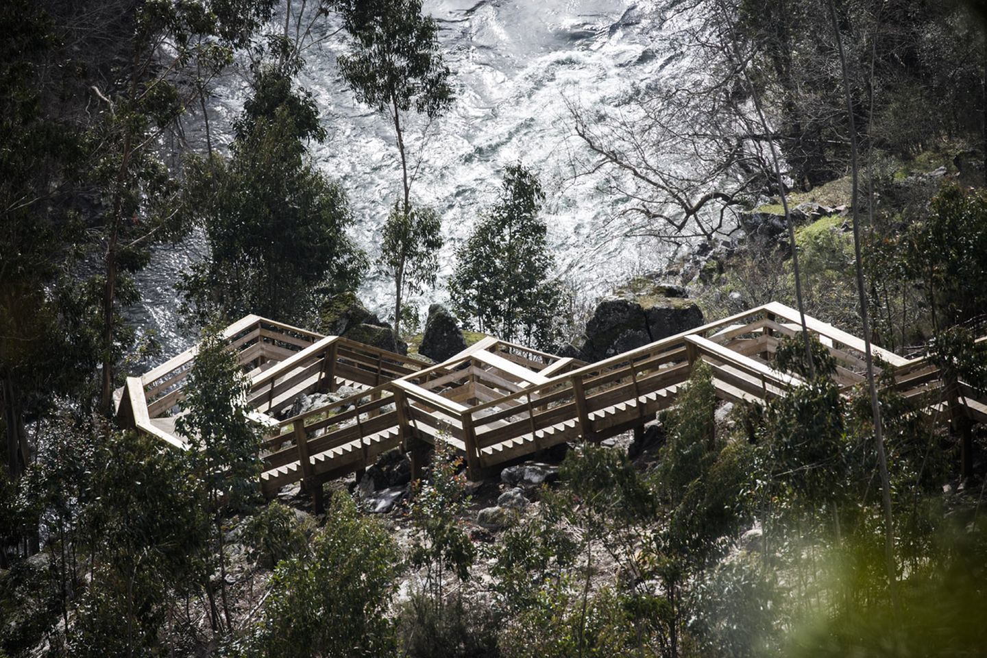 Hölzerne Treppen des Paiva Walkways