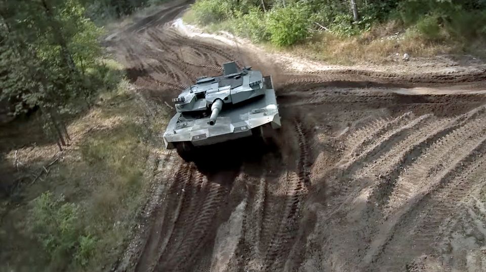 Von oben ist der erweiterte Turm des Leopard 2 gut zu erkennen.
