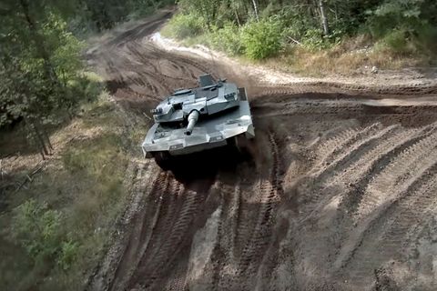 Von oben ist der erweiterte Turm des Leopard 2 gut zu erkennen.