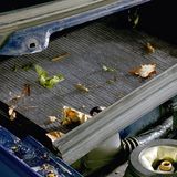 Ein Auto saugt den Dreck förmlich an