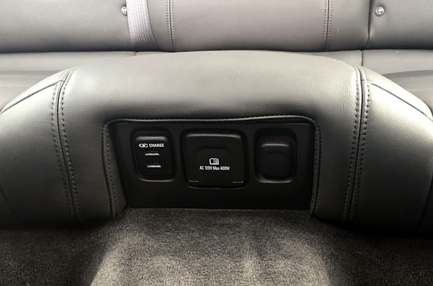 Cadillac CT6 3.6 AWD - Strom- und USB-Anschlüsse im Fond