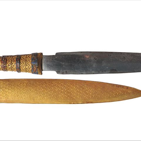 Der Dolch wurde mit aufwendigen Goldarbeiten geschmückt.