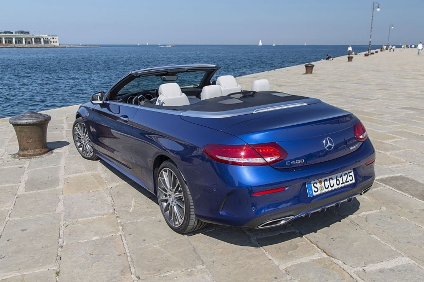 Das Mercedes C400 4Matic Cabriolet steht am 17.9.2016 beim Händler