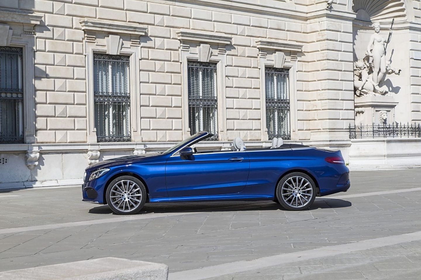 Das Mercedes C400 4Matic Cabriolet ist 4,69 Meter lang
