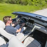 Nach 5,2 Sekunden erreicht das Mercedes C400 4Matic Cabriolet Tempo 100 km/h