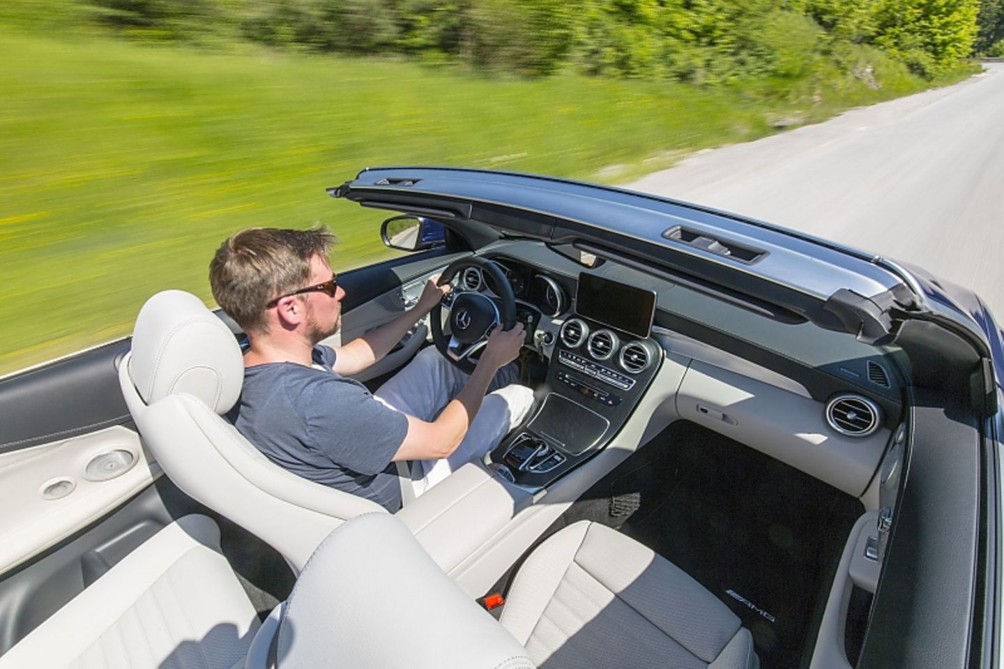 Nach 5,2 Sekunden erreicht das Mercedes C400 4Matic Cabriolet Tempo 100 km/h