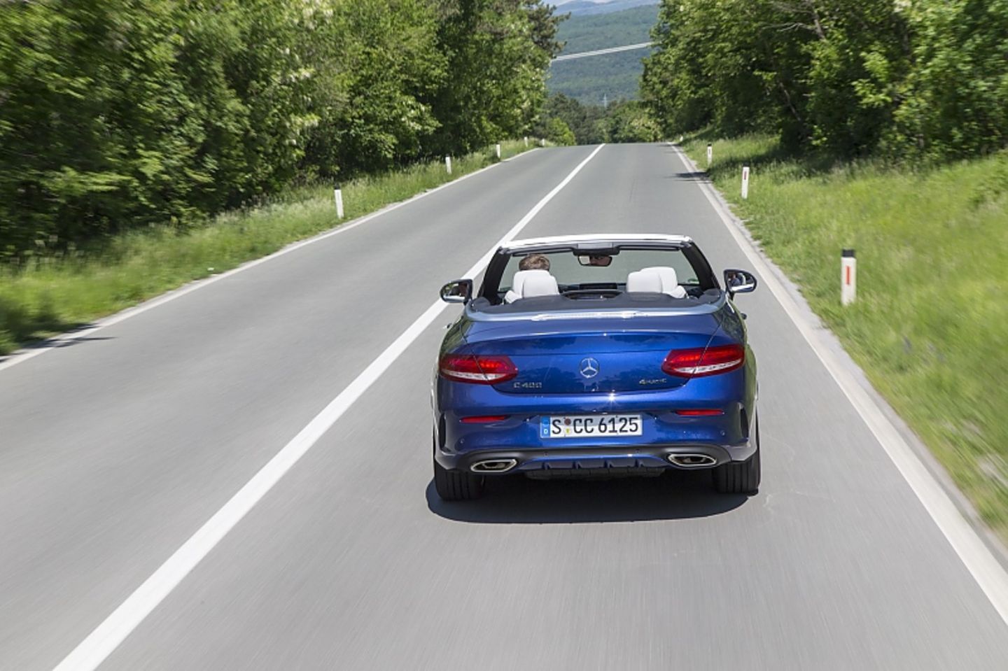 Mit der optionalen Luftfederung ist das C-Klasse Cabrio sehr kommod