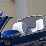 Bitte nicht: Der Extra-Spoiler vor der Windschutzscheibe reduziert Verwirblungen