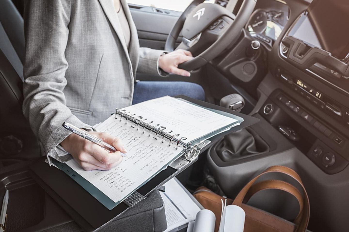 Praktisch: Ablage für Ordner und Tablets im Citroen Jumpy