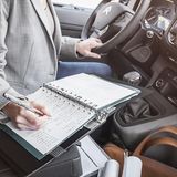 Praktisch: Ablage für Ordner und Tablets im Citroen Jumpy