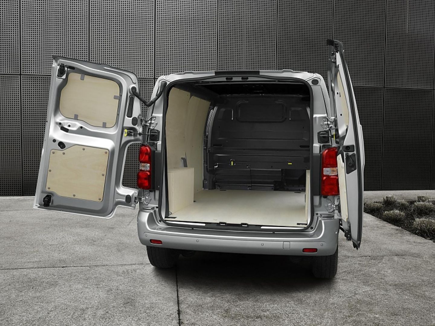 Weit aufschwingende Heckklappen beim Peugeot Expert