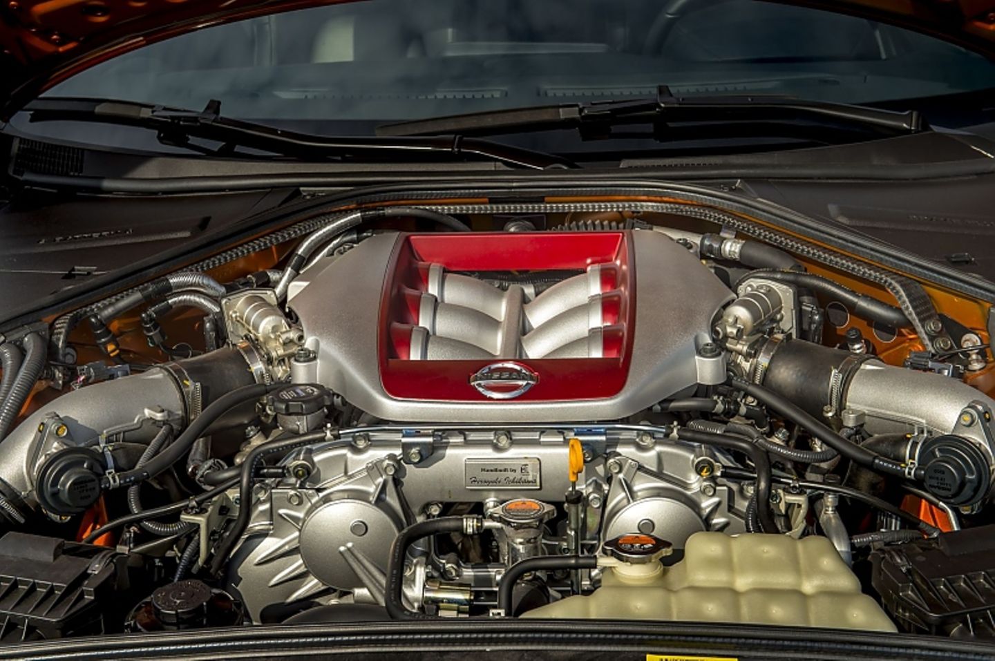 Der 3.8-Liter-V6 wird Spezialisten handmontiert