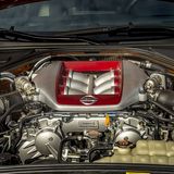 Der 3.8-Liter-V6 wird Spezialisten handmontiert