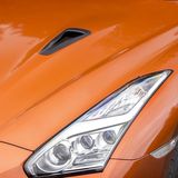 Das Licht leuchtet die Straße gut aus