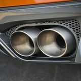 Der Nissan GT R MJ hat vier Auspuffrohre - zwei an jeder Seite
