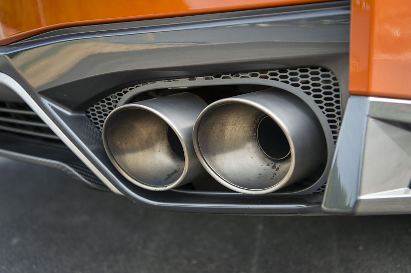 Der Nissan GT R MJ hat vier Auspuffrohre - zwei an jeder Seite