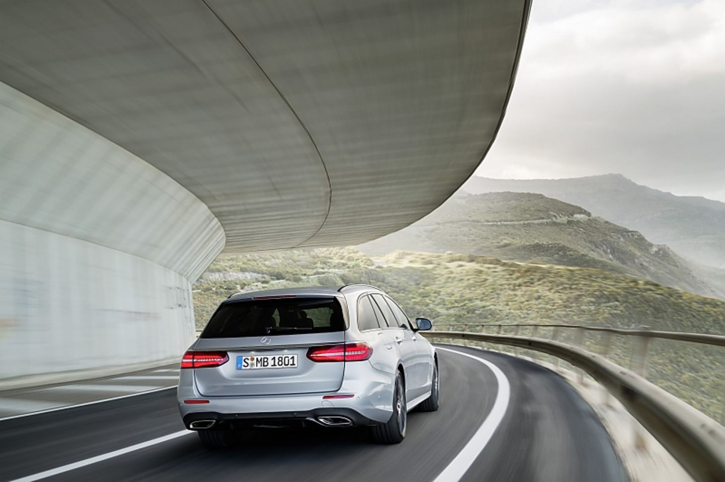 Mercedes E Klasse T-Modell - das Heck präsentiert sich breiter als bisher