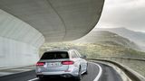 Mercedes E Klasse T-Modell - das Heck präsentiert sich breiter als bisher