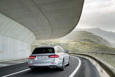 Mercedes E Klasse T-Modell - das Heck präsentiert sich breiter als bisher