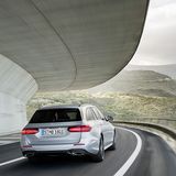 Mercedes E Klasse T-Modell - das Heck präsentiert sich breiter als bisher