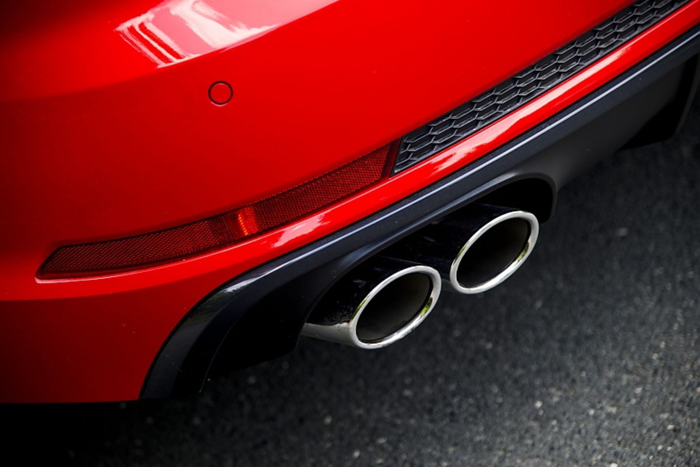 Audi S4 - die Hälfte der vierflutigen Auspuffanlage