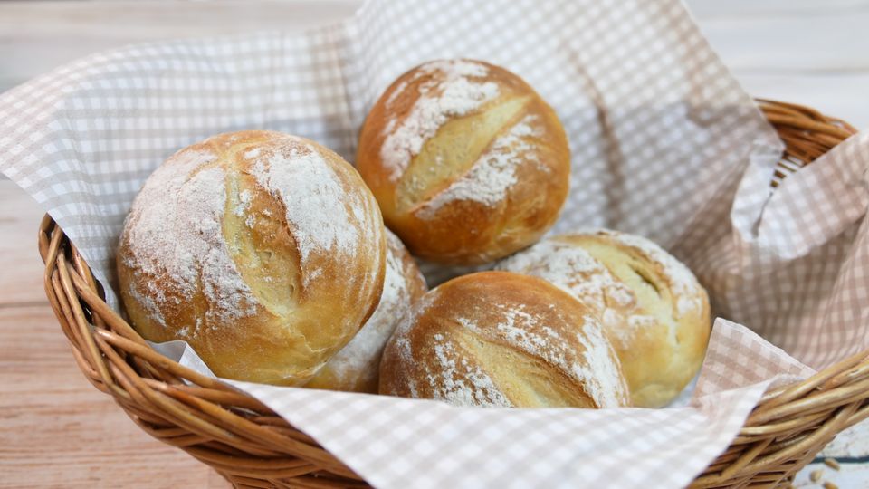 Einfache Küche: So machen Sie leckere Buttermilchbrötchen ganz einfach selbst
